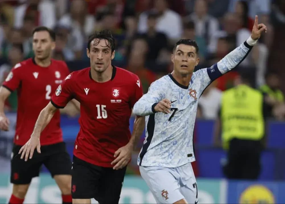 لباس پرسپولیس بخرید، دوباره پاسپورت بگیرید!